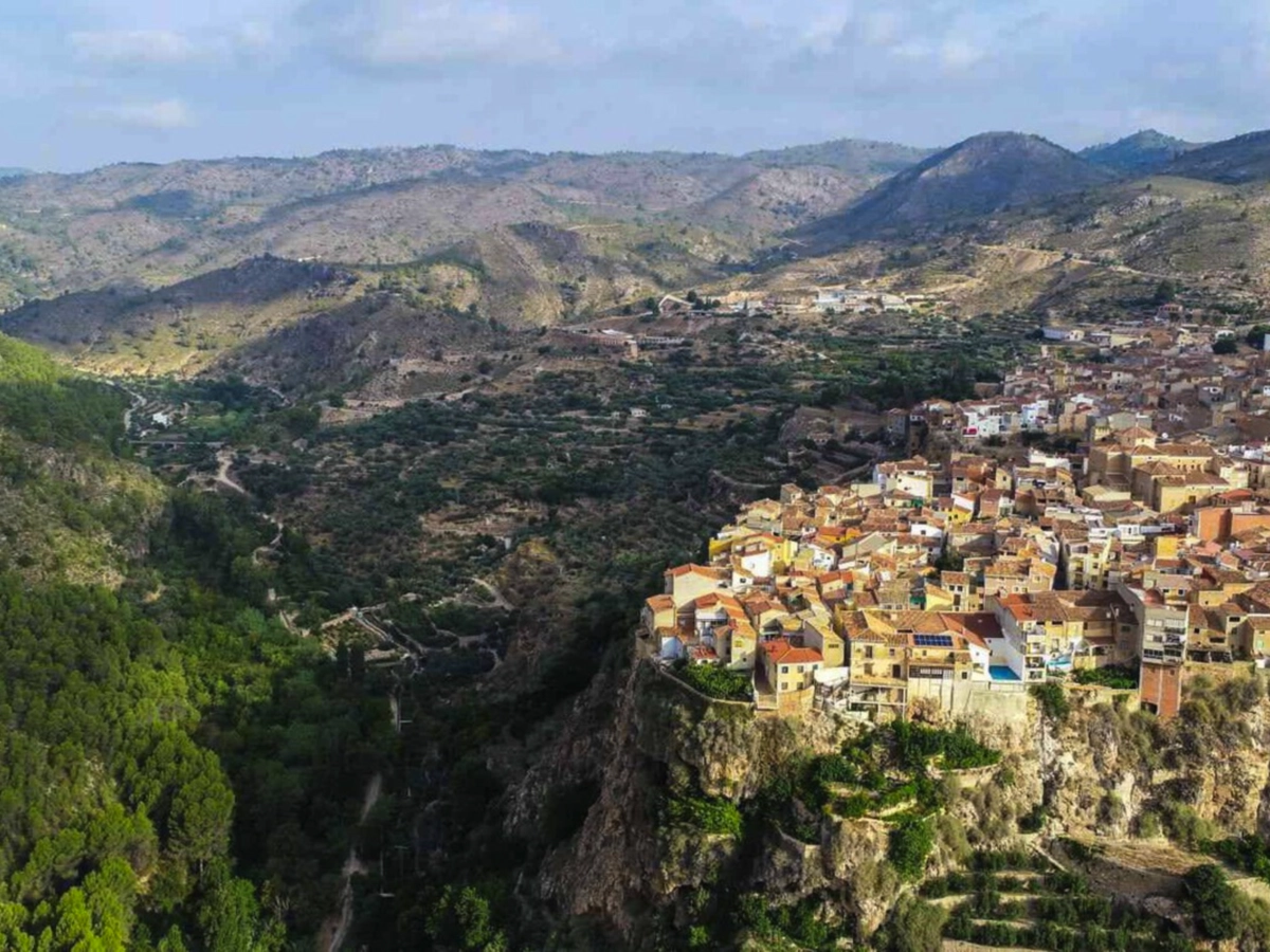 Panoramic view of the cliffside village of Liétor, Spain